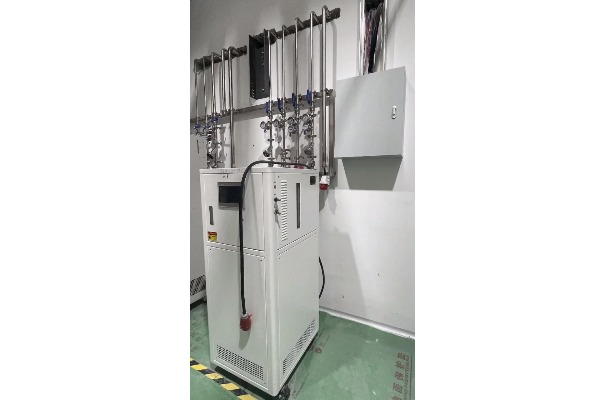 某药企采购的高低温控温设备即将安装完毕待投入使用