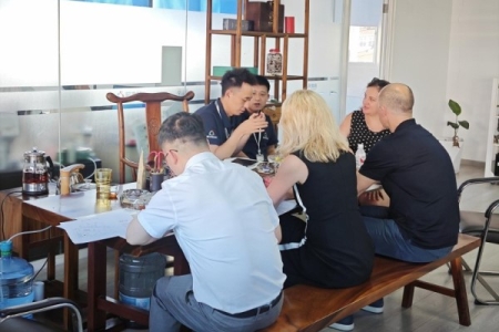 国外客户莅临我司考察，深化外贸交流与合作